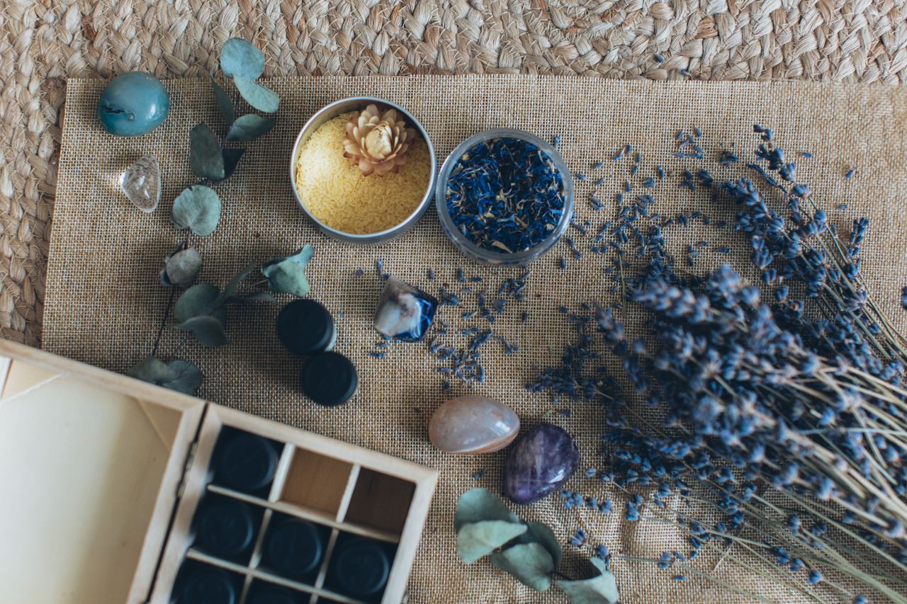 Etherische olie zelf maken met lavendel, kruiden en kleine flesjes