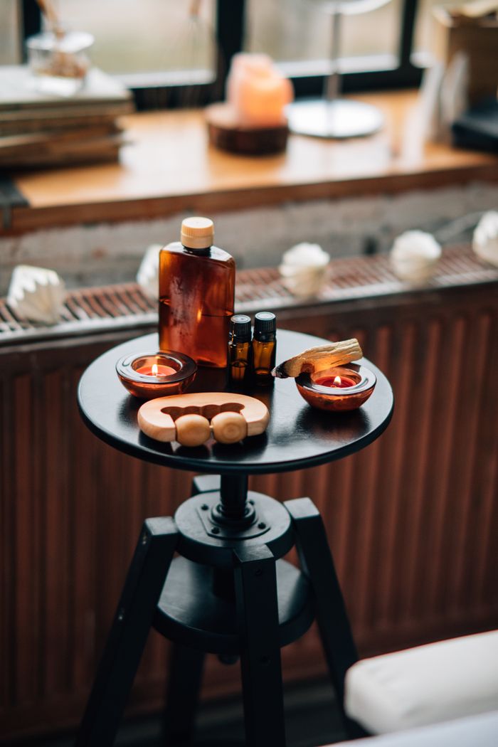 Etherische olie zelf maken met amber flesjes en aromatische materialen