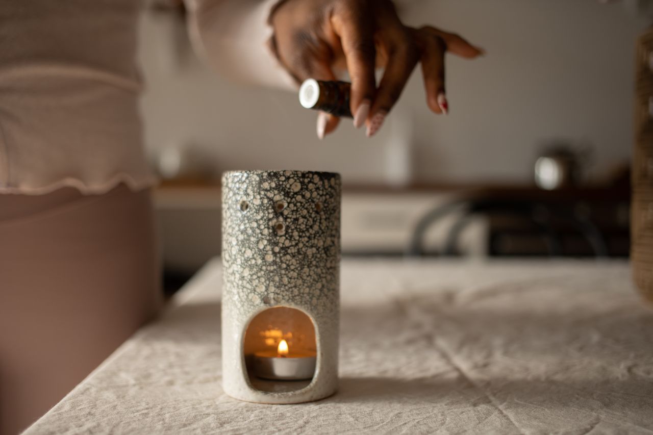 Aroma therapie cursus met etherische olie in een diffuser