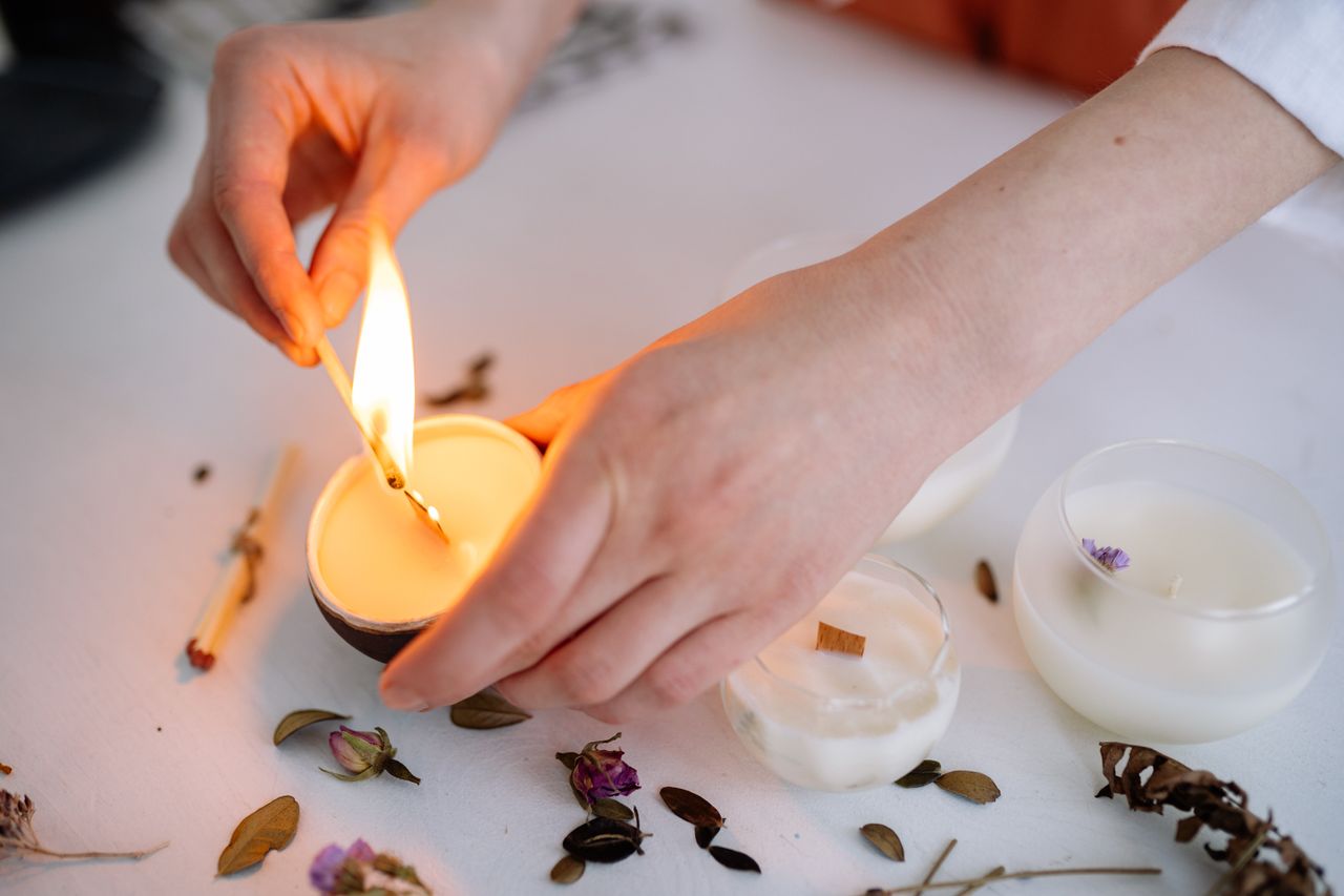 Etherische olie cursus met natuurlijke geur, kaarsen en botanische materialen