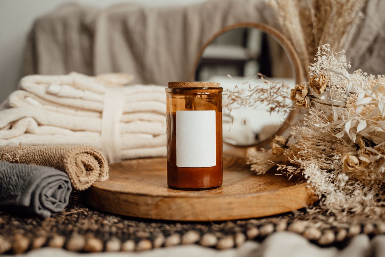 Etherische olie zelf maken met natuurlijke ingrediënten en amber pot