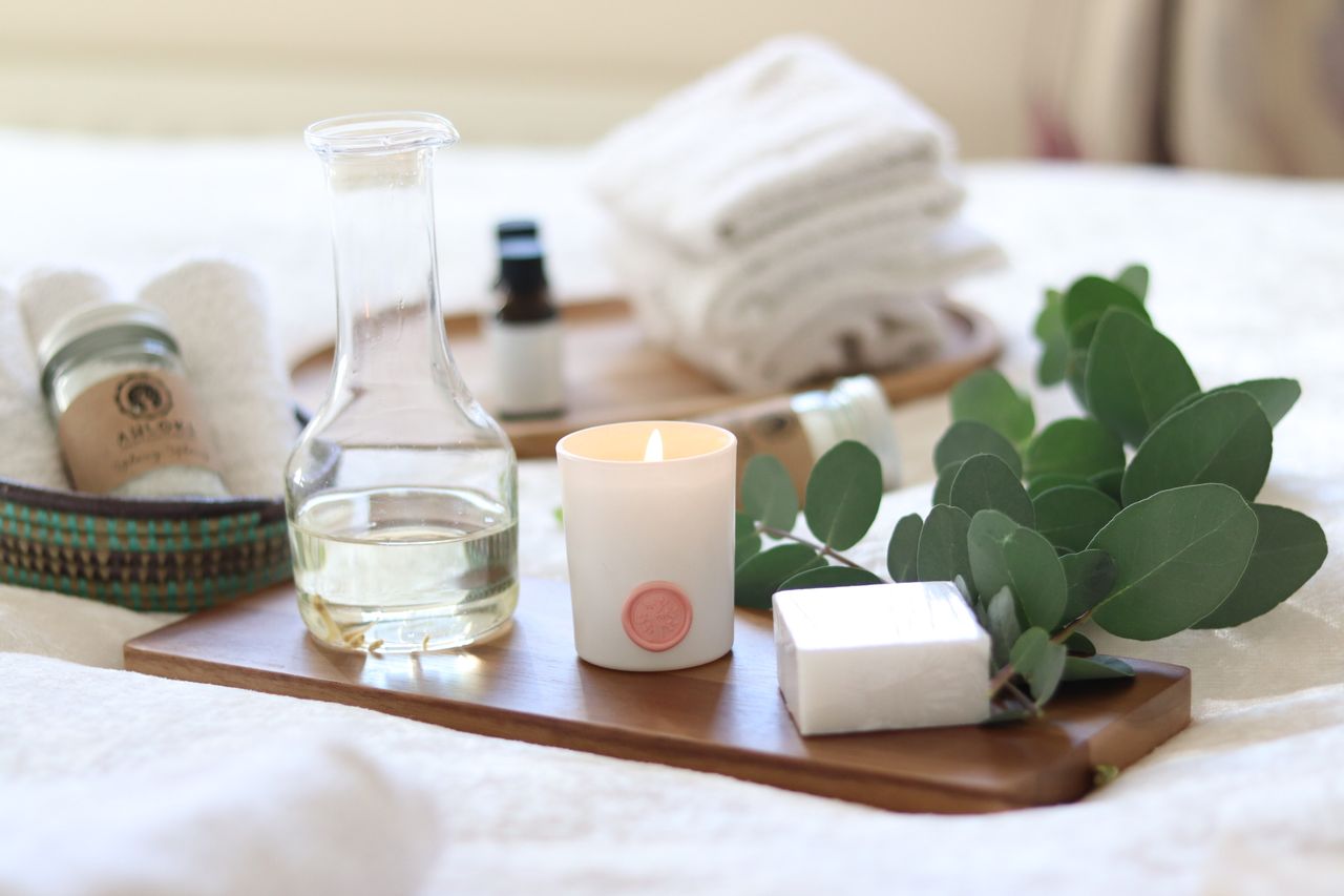 Natuurlijke schoonmaakmiddelen met zeep, eucalyptus en herbruikbare doeken
